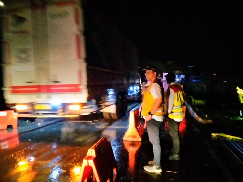 Petugas mengatur kendaraan yang melintas di atas jembatan Biluk Poh, Jembrana, Bali, Selasa malam (18/10/2022). (I Ketut Suardika/detikBali)