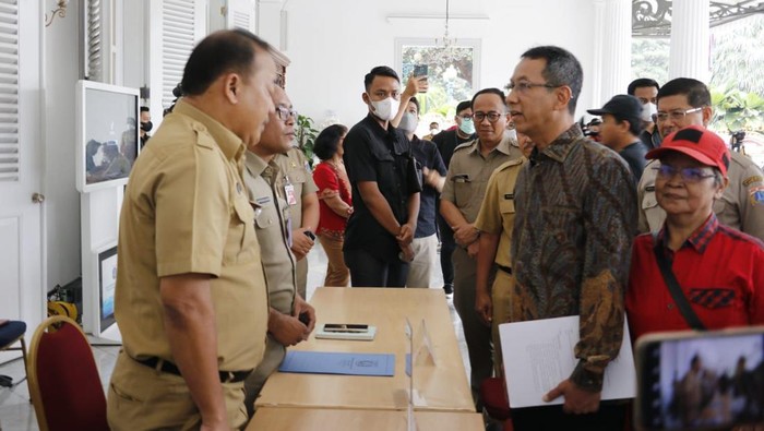 Pj Gubernur DKI Heru Budi mengecek pelayanan meja aduan di area pendopo Balai Kota DKI Jakarta.
