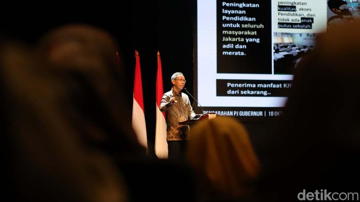 Pejabat (Pj) Gubernur DKI Jakarta Heru Budi Hartono mengumpulkan cmat dan lurah seluruh DKI Jakarta. Heru tampak memberikan arahan.