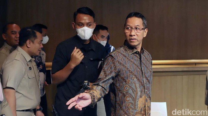 Pejabat (Pj) Gubernur DKI Jakarta Heru Budi Hartono mengumpulkan cmat dan lurah seluruh DKI Jakarta. Heru tampak memberikan arahan.