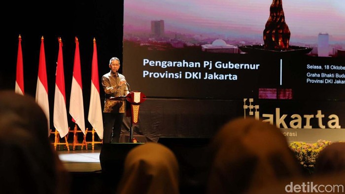 Pejabat (Pj) Gubernur DKI Jakarta Heru Budi Hartono mengumpulkan cmat dan lurah seluruh DKI Jakarta. Heru tampak memberikan arahan.