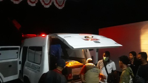 Pihak keluarga bersama BP3MI NTT saat menurunkan peti jenazah Ririen Antonius, PMI perempuan asal Sikka NTT di Bandara El Tari Kupang, Selasa (18/10/2022)