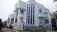 Kasubbid Penmas Polda Sumut AKBP Herwansyah mengatakan rumah ini ditaksir seharga Rp 30 miliar. Total sudah ada 22 aset yang disita termasuk rumah mewah ini.