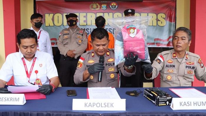 Polisi menunjukkan barang bukti saat menggelar jumpa pers kasus ayah hamili anak di Bintan.