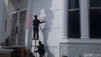 Rumah mewah milik Apin BK itu berada di Jalan Palem, Kompleks Cemara Asri, Deli Serdang. Polisi memasang plank bertulisan aset ini dalam penyitaan di rumah Apin BK.