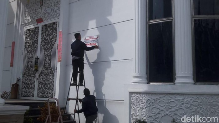 Polisi menyita rumah mewah Apin BK Polisi menyita rumah mewah Apin BK