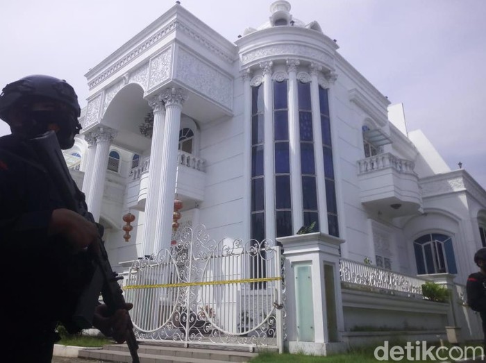 Polisi menyita rumah mewah Apin BK