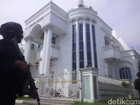 Polisi menyita rumah mewah Apin BK
