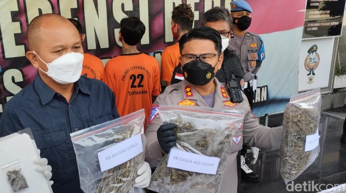 Polres Cirebon Kota meringkus 2 pengedar Narkoba dan sita 1 Kg Ganja