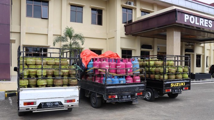 Polres Pandeglang membongkar praktik curang pengoplosan gas LPG subsidi ke tabung nonsubsidi.
