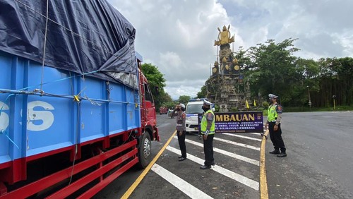 Polres Tabanan memasang imbauan alih lalu lintas di tiga titik. Salah satunya di simpang Adipura, Tabanan, seperti terpantau pada Selasa (18/10/2022). (Istimewa)
