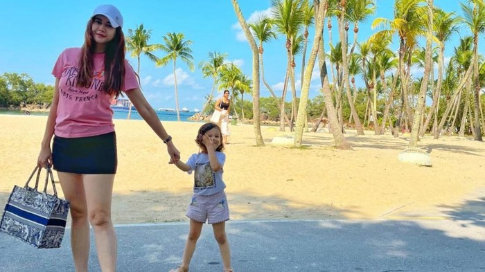 Potret Awet Muda Aura Kasih Gandeng Anak Semata Wayang