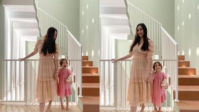 Potret Awet Muda Aura Kasih Gandeng Anak Semata Wayang