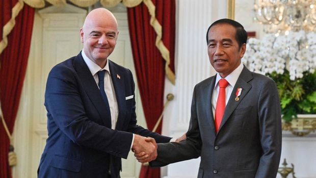 Presiden FIFA Gianni Infantino (kiri) berjabat tangan dengan Presiden Indonesia Joko Widodo (kanan) selama pertemuan mereka di istana kepresidenan di Jakarta, Indonesia, Selasa (18/10/2022). (Photo by ADEK BERRY/AFP via Getty Images)