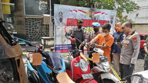 Tersangka Ryan Sulihardi dan barang bukti kendaraan yang diamankan polisi