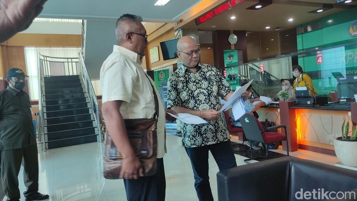 pria ngamuk di kantor lelang sidoarjo