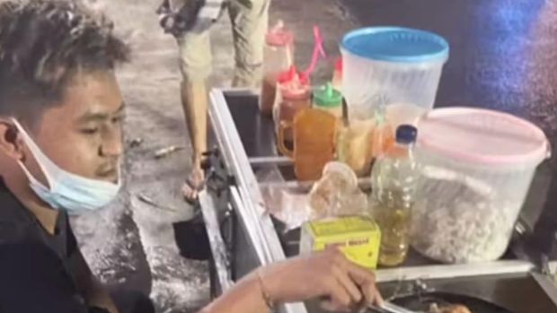 Pria yang dinarasikan sebagai polisi menyamar menjadi tukang cilok.