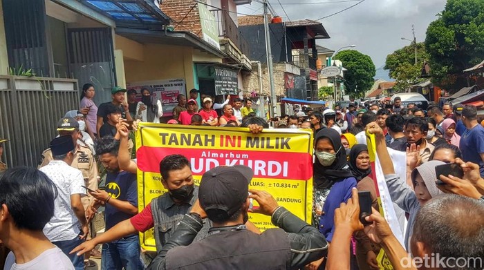 Proses eksekusi rumah di Cicalengka ditolak warga