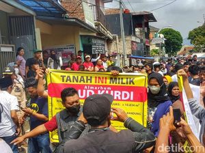 Warga Tolak Eksekusi Rumah-Sekolah di Cicalengka