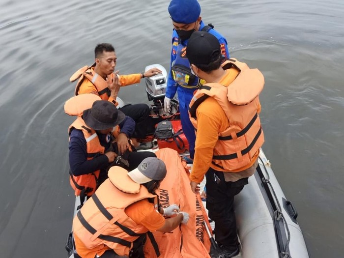 Proses evakuasi mayat pria misterius yang mengapung di Pekalongan, Selasa (18/10/2022).