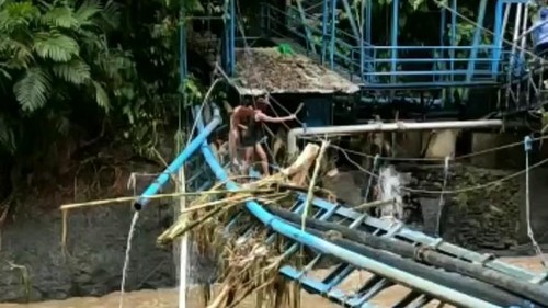 Proses pembersihan sampah yang tersangkut dan merusak instalasi perpipaan Perumda Tirta Amertha Buana di sumber mata air Dedari, Kecamatan Marga, Kabupaten Tabanan, Bali.