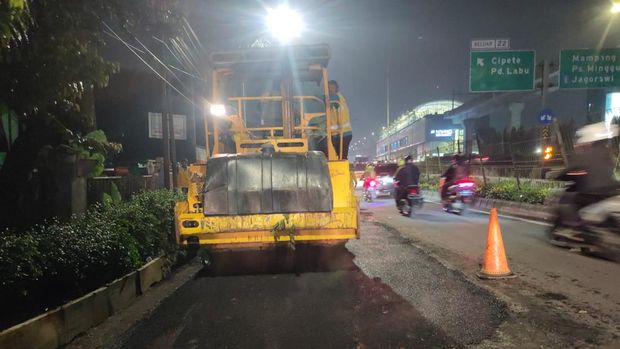 Proses perbaikan Jl RA Kartini, Cilandak, yang ambles.