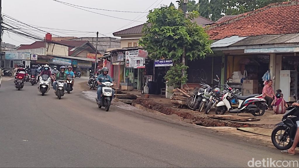 Proyek galian drainase di Jl Setiabudi, Pamulang, Tangerang Selatan, 18 Oktober 2022. (Andhika Prasetya/detikcom)