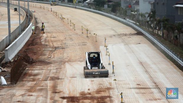 Suasana proyek  Konstruksi Jalan Tol Cinere - Jagorawi (Cijago) Seksi 3 (Kukusan - Cinere) di kawasan kukusan, Depok, Jawa Barat, Selasa (17/10). Konstruksi Jalan Tol Cinere - Jagorawi (Cijago) Seksi 3 (Kukusan - Cinere) ditargetkan kelar pada Januari 2023. Sejalan dengan hal tersebut, dilakukan percepatan pembangunan pada ruas sepanjang 5,44 kilometer (km) dari Kukusan ke Cinere ini. (CNBC Indonesia/ Muhammad Sabki)