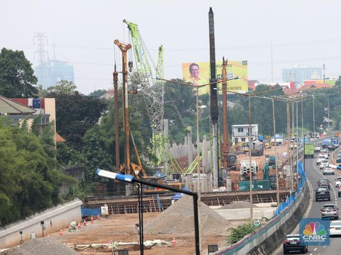 Sejumlah kendaraan melintas di samping proyek penanganan banjir di KM 8 Tol Pondok Aren-Serpong, Tangerang Selatan, Banten, Selasa (18/10/2022). Kementerian PUPR mengatakan tengah melakukan upaya untuk menangani banjir di Jalan Tol Pondok Aren-Serpong KM 8+500. (CNBC Indonesia/ Muhammad Sabki)