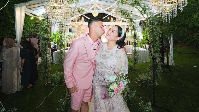 Raffi Ahmad dan Nagita Slavina rayakan ultah ke-8 tahun pernikahan.