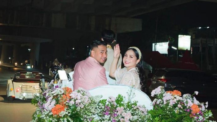 Raffi Ahmad dan Nagita Slavina Raffi Ahmad dan Nagita Slavina rayakan ultah ke-8 tahun pernikahan.