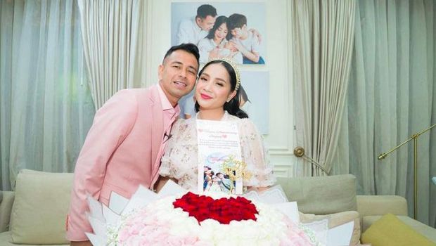 Raffi Ahmad dan Nagita Slavina rayakan ultah ke-8 tahun pernikahan.