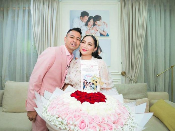 Raffi Ahmad dan Nagita Slavina rayakan ultah ke-8 tahun pernikahan.