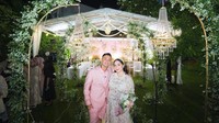 Keduanya diberikan kejutan oleh tim dan karyawanannya. Foto: Instagram