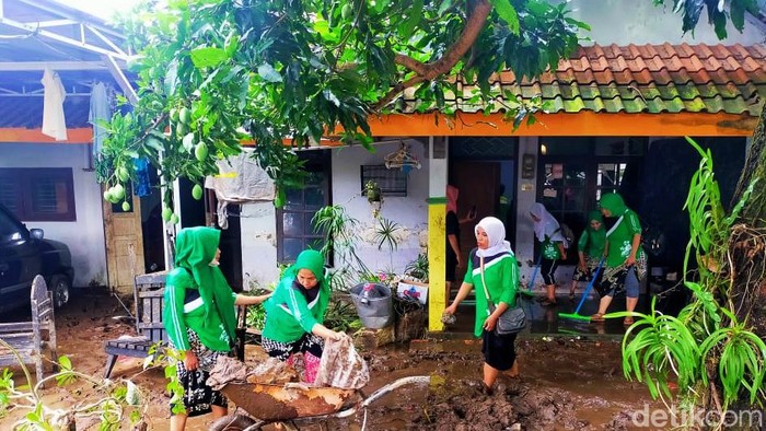 Relawan membersihkan bekas banjir Banyuwangi