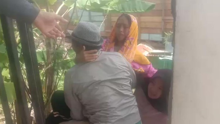 Remaja wanita dilarikan ke RS akibat terkena paparan gas air mata saat eksekusi lahan sengketa di Enrekang, berakhir ricuh.