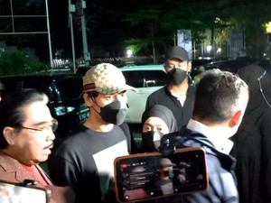 Momen Rizky Billar Rangkul Lesti Kejora Sambangi Polres Jaksel