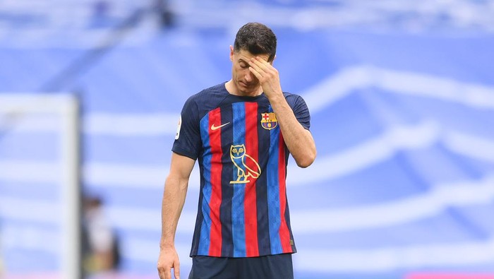 MADRID, SPAIN - OCTOBER 16: Robert Lewandowski of FC Barcelona reacts during the LaLiga Santander match between Real Madrid CF and FC Barcelona at Estadio Santiago Bernabeu on October 16, 2022 in Madrid, Spain. (Photo by David Ramos/Getty Images)