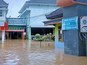 Saat Banjir Lumpuhkan Layanan Medis-Aktivitas Ekonomi di Trenggalek