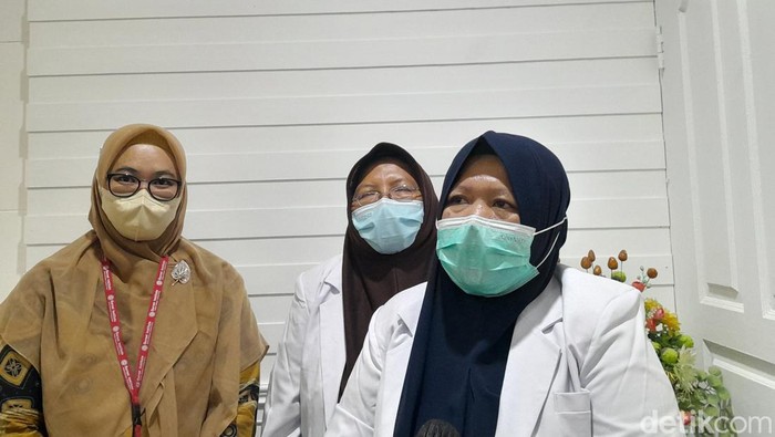 Dokter Spesialis Anak Kunsultan Nefrologi, Rosmayanti Syafriani Siregar saat konfrensi pers di RSUP H Adam Malik (Nizar Aldi/detikSumut)