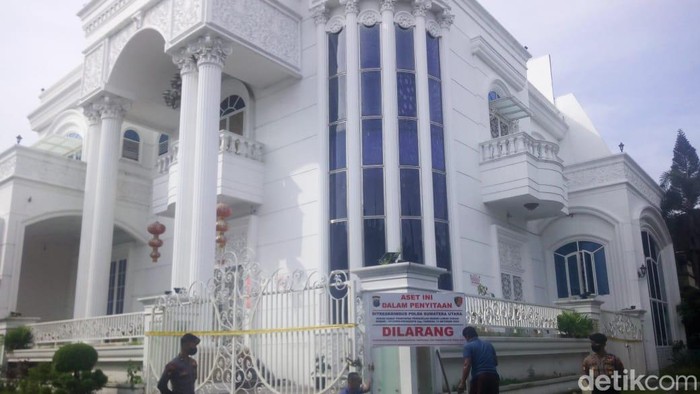 Rumah mewah Apin BK di Kompleks Cemara Asri disita polisi. (Datuk Haris/detikSumut)