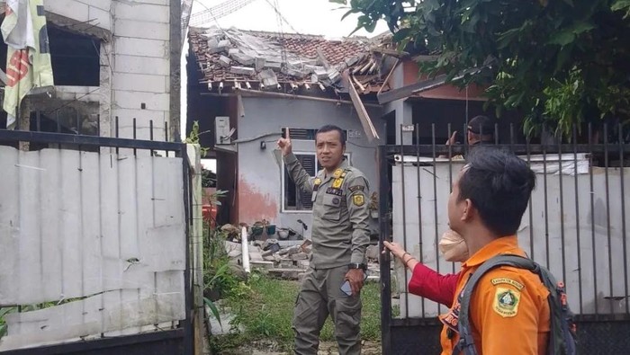 Rumah warga di Bojonggede tertiban tembok bangunan kosong.