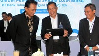Direktur Utama Bank BTN Haru Koesmahargyo bersama Wakil Direktur Utama Bank BTN Nixon LP Napitulu, Komisaris Utama Bank BTN Chandra Hamzah berbincang di sela Rapat Umum Pemegang Saham Luar Biasa (RUPSB) Bank BTN di Jakarta, Selasa (18/10).