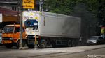 Saat Truk Fuso Nggak Kuat Nanjak di Cirendeu Tangsel
