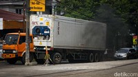 Truk pengangkut barang itu tidak kuat menanjak dan sempat mengeluarkan asap hitam dari knalpot. 