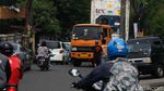 Saat Truk Fuso Nggak Kuat Nanjak di Cirendeu Tangsel