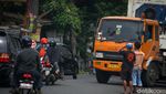 Saat Truk Fuso Nggak Kuat Nanjak di Cirendeu Tangsel