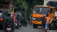 Beberapa kali sopir truk menginjak pedal gas hingga akhirnya truk tersebut kembali melaju 15 menit setelahnya. 