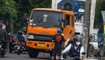 Saat Truk Fuso Nggak Kuat Nanjak di Cirendeu Tangsel