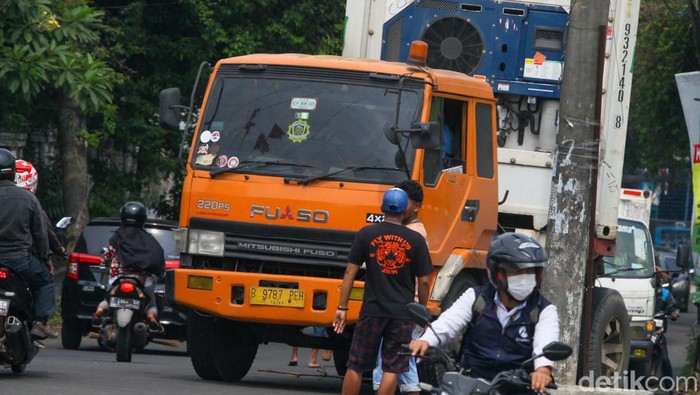Saat Truk Fuso Nggak Kuat Nanjak di Cirendeu Tangsel Sebuah truk Mitsubishi Fuso tidak kuat menanjak di Cirendeu, Tangsel. Lalin sempat tersendat akibat kejadian ini.